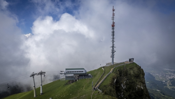 La cabine des sens: l'art de voir et d'écouter la montagne au sommet du Grand Chamossaire